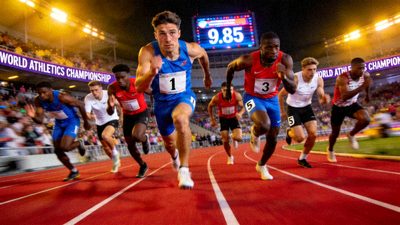 世界级田径百米飞人大赛冲刺阶段激烈竞争图片
